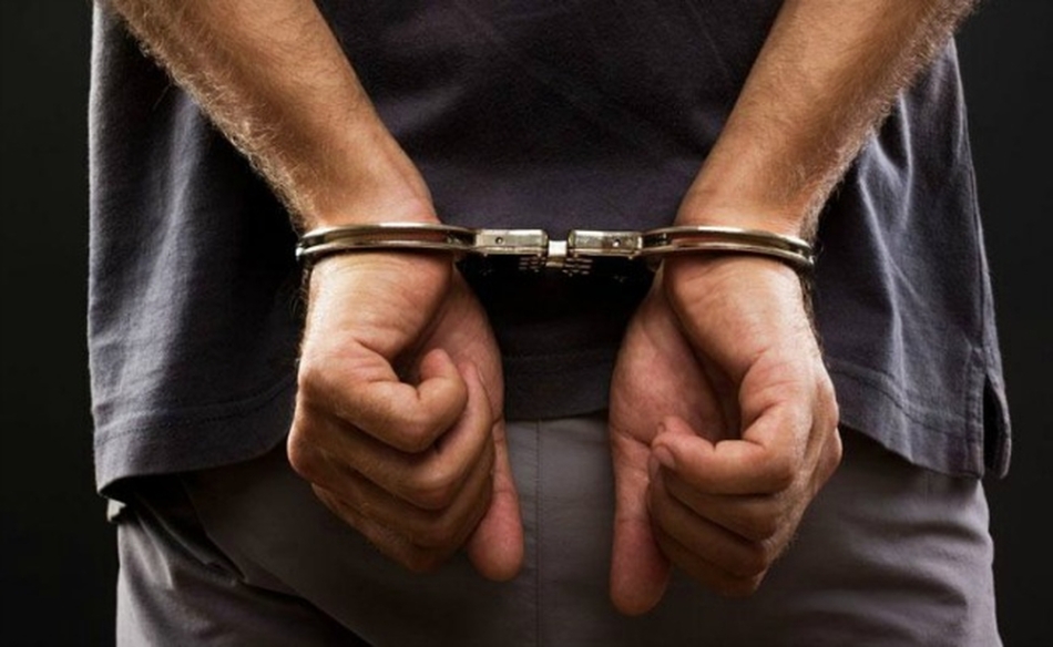 Συνελήφθησαν δύο άτομα για ναρκωτικά και οπλοκατοχή στην Περιφέρεια Πελοποννήσου