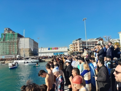 Πάνω από 40 κολυμβητές βούτηξαν για τον Σταυρό στο λιμάνι της Καλαμάτας