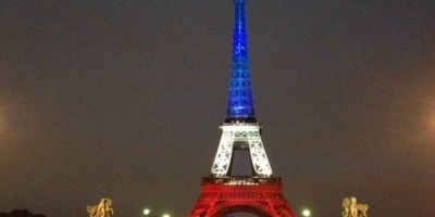 Γαλλία: Στα χρώματα της ουκρανικής σημαίας ο Πύργος του Άιφελ από το βράδυ της Πέμπτης