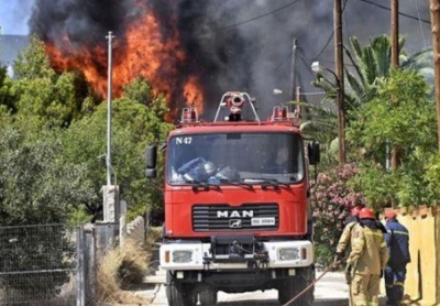Ισχυρές επίγειες και εναέριες δυνάμεις για την πυρκαγιά στο Λουτράκι