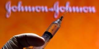 Σήμερα η χώρα μας παραλαμβάνει τις πρώτες 33.600 δόσεις του μονοδοσικού εμβολίου της Johnson &amp; Johnson