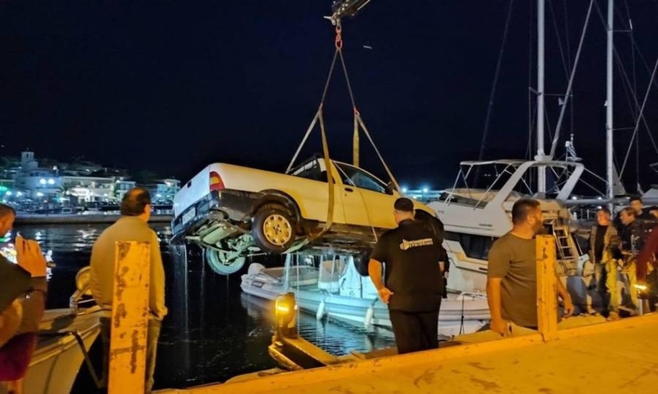 Ερμιόνη | Αγροτικό αυτοκίνητο έπεσε στη θάλασσα (pics)