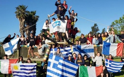 Μαθητές ανταλλαγής απ’ όλο τον κόσμο στην Ουρουγουάη. Μεταξύ των μαθητών βρίσκονται η Εύα, ο Αχιλλέας και ο Θοδωρής από Αθήνα, Άγιο Στέφανο Αττικής και Νέα Μηχανιώνα Θεσσαλονίκης αντίστοιχα.