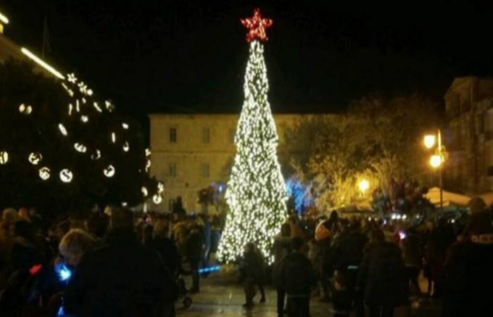 Τα καλά του φοράει για τα Χριστούγεννα ο Δήμος Ναυπλιέων - Άναμμα χριστουγεννιάτικου δέντρου | Ναύπλιο, 9 Δεκεμβρίου 2018