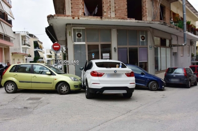 Αυτοκίνητο εμβόλισε δυο παρκαρισμένα οχήματα στο Ναύπλιο